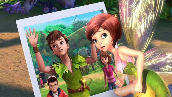 John, Peter Pan, Wendy und die Verlorenen Kinder sind in einem Polaroidbild eingefangen. Nun muss Tinker Bell rasch Hilfe holen. | Rechte: ZDF/2014 DQ Entertainment