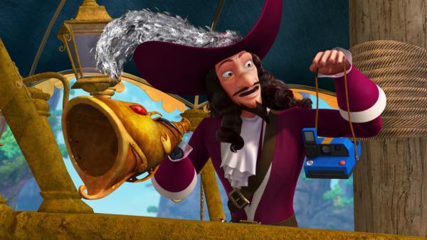 Captain Hook ist im Besitz von Michaels Polaroidkamera und will sich ihre Eigenschaften zu Nutze machen. | Rechte: ZDF/2014 DQ Entertainment