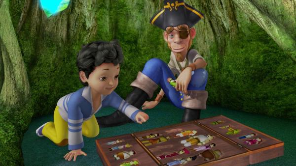 Zufällig trifft Michael den Piraten Dagan im Wald. Versteckt im hohlen Baum wollen die beiden mit den Puppen aus der Schatulle spielen. Sie wissen nicht, was sie damit anrichten werden. | Rechte: ZDF/DQ Entertainment