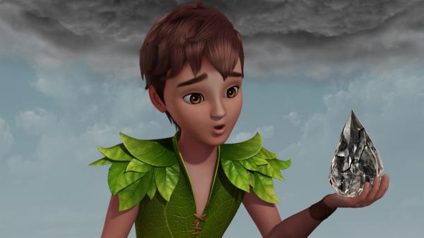 Peter Pan hält den Stein der Zwietracht in der Hand. Der Stein kann den Zorn der Menschen aufnehmen. | Rechte: ZDF/DQ Entertainment