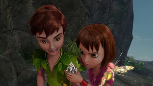 Der Zorn aus dem Stein der Zwietracht ist auf Peter Pan übergegangen. Wendy und Tinker Bell begleiten ihn zum Vulkan, in den er den Stein zusammen mit seinem schlimmsten Feind in Nimmerland werfen muss. | Rechte: ZDF/DQ Entertainment