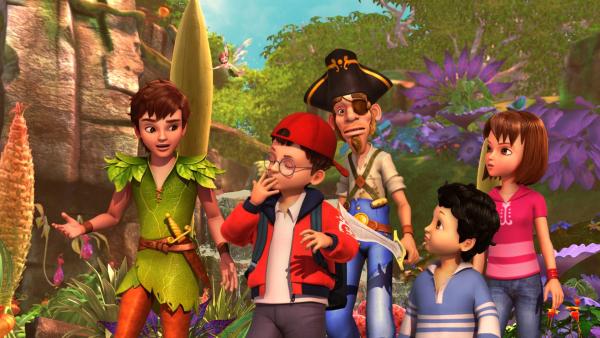 Inmitten einer bunten Landschaft sind gemeinsam unterwegs: Peter Pan, rechts über ihm fliegend: Tinker Bell, John, der sich genüsslich die Finger schleckt, der Pirat Dagan mit gezücktem Schwert, Michael und Wendy. | Rechte: ZDF/DQ Entertainment