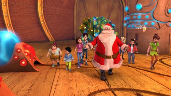Der Weihnachtsmann ist in seiner Werkstatt am Nordpol angekommen. Peter Pan, Tinker Bell, die Verlorenen Kinder und die Darling-Kinder, Michael, Wendy und John, begleiten ihn. | Rechte: ZDF/2012 DQ Entertainment