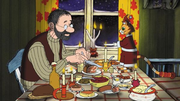 Pettersson und Findus sitzen an Weihnachten am gedeckten Tisch. | Rechte: ZDF