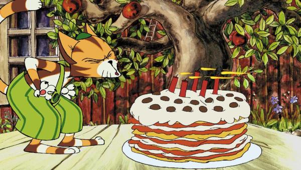 Findus bläst die fünf Kerzen auf seiner Pfannkuchen-Geburtstagstorte aus. | Rechte: ZDF