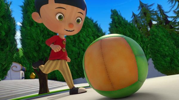 Pinocchio schießt Fridolins Ball. | Rechte: ZDF/2021 Method Animation/Palomar/ZDF Enterprises All rights reserved