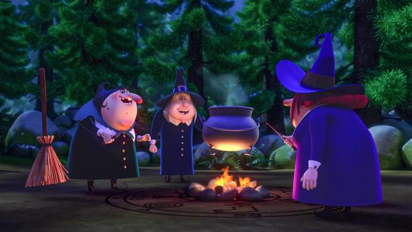 Die Hexen stehen fröhlich im dunklen Wald um eine Feuerstelle herum. Darauf steht ein Hexentopf, der kocht. | Rechte:  © 2021 - Method Animation - Palomar - ZDF - ZDF Enterprises