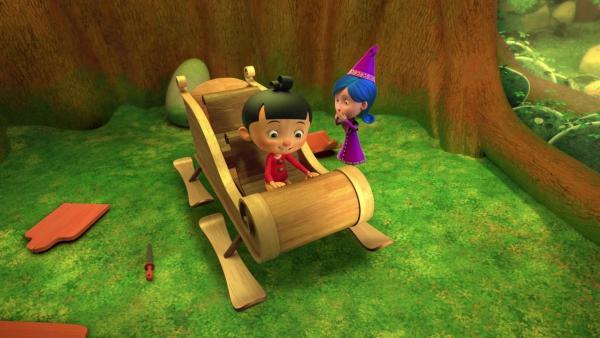 Pinocchio (mitte) sitzt glücklich in einem Schlitten aus Holz. Betulla (rechts) steht daneben und hält sich die Hände vor dem Mund. | Rechte:  © 2021 - Method Animation - Palomar - ZDF - ZDF Enterprises