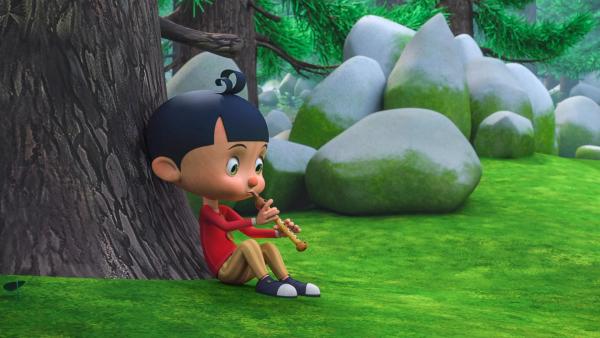 Pinocchio sitzt auf dem Boden an einen Baum gelehnt und spielt auf einer Flöte. | Rechte:  © 2021 - Method Animation - Palomar - ZDF - ZDF Enterprises