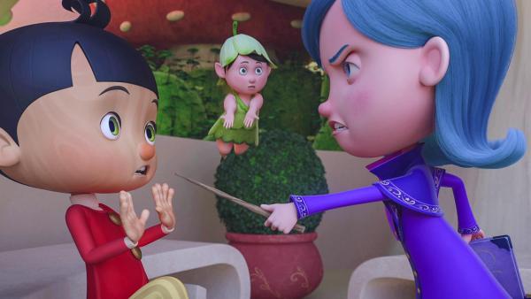 Betulla (rechts) richtet wütend ihren Zauberstab gegen Pinocchio (links), der erschocken die Hände hochhebt. Farfalla (Mitte) versucht zu vermitteln. | Rechte:  © 2021 - Method Animation - Palomar - ZDF - ZDF Enterprises