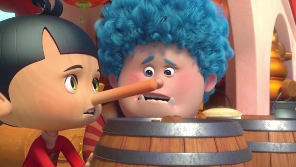 Pinocchio (links) und Luzio (mitte) stehen vor Fässern und schauen entsetzt, denn Pinocchio hat eine lange Nase. | Rechte:  © 2021 - Method Animation - Palomar - ZDF - ZDF Enterprises