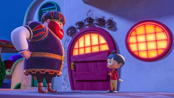 Pinocchio (rechts) steht vor dem Oger Rotbart (links), der seine Fäuste auf der Hüfte stützt und auf Pinocchio hinunterblickt. Sie stehen vor Rotbarts Haus in dem Licht brennt, was durch die Fenster scheint.  | Rechte:  © 2021 - Method Animation - Palomar - ZDF - ZDF Enterprises