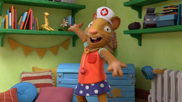 Die kleine Maus Posy hat sich verkleidet als Dr. Posy und ist nun bereit, ihren Freund Pip gesund zu pflegen. | Rechte: ZDF/Magic Light Pictures LTD 2021