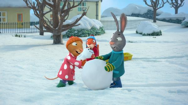 Pip und Posy helfen Jamila dabei, ihre Schneefrau zu reparieren. | Rechte: ZDF/Magic Light Pictures LTD 2021