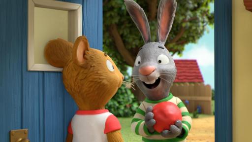 Schlafanzugtag | Rechte: ZDF Pip (rechts) hat einen roten Ball im Arm und spricht mit Posy (links). Beide stehen vor einem blauen Haus.