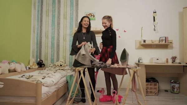 "Princess of Science"und Physikerin Linh mit Mode-Fan Lea-Sue (14): Sie machen ein spannendes Bügelexperiment. | Rechte: ZDF/Christoph Schimmelpfennig