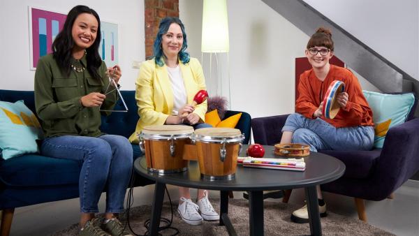 Linh, Johanna und Patrizia machen eine musikalische Reise durch die Wissenschaft. | Rechte: ZDF/Bojan Ritan