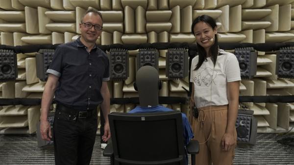 Linh trifft in einem reflexionsarmen Raum Prof. Bernhard Seeber, der zur Audio-Signalverarbeitung forscht. | Rechte: ZDF/Bojan Ritan