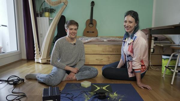 Die 14-jährige Musikerin Sophie und Johanna zeigen wie mit einem Frequenzgenerator Töne sichtbar gemacht werden können. | Rechte: ZDF/Bojan Ritan