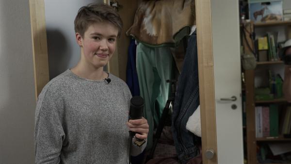 Die 14-jährige Sophie zeigt Johanna ihr selbstgebautes Tonstudio im Kleiderschrank. | Rechte: ZDF/Bojan Ritan