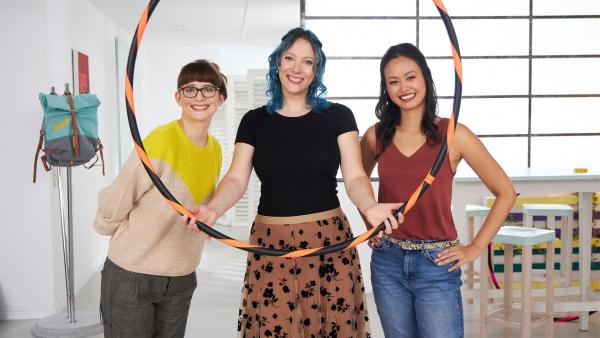 Patrizia, Johanna und Linh liefern sich eine Hula-Hoop-Challenge. Kann dabei die Physik helfen? | Rechte: ZDF/Bojan Ritan
