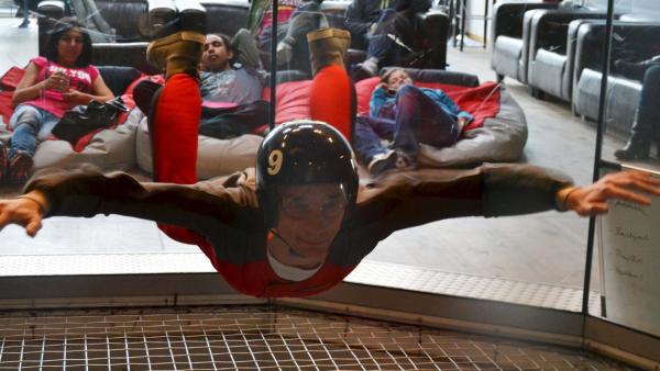 Eric Mayer schwebt in der Skydive Halle in Bottrop | Rechte: ZDF/Sandra Palm