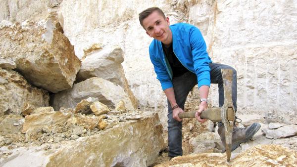 Eric Mayer, pur+ Moderator und Reporter Eric Mayer erfährt in einem Steinbruch im Altmühltal, was die Ägypter beim Bau der Cheopspyramide leisteten. | Rechte: ZDF/Dirk Beppler