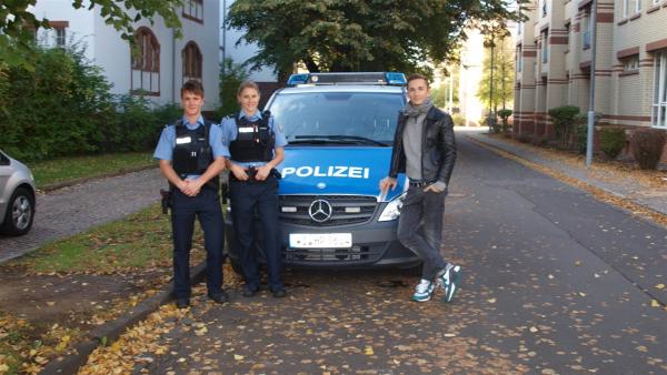 pur+ Moderator Eric Mayer mit Polizeischülern der Hessischen Bereitschaftspolizei | Rechte: Carina Zölch-Schulz