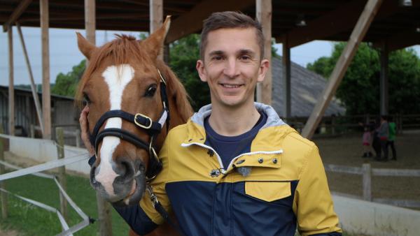 pur+ Moderator Eric mit seinem Trainingspferd Monty. | Rechte: ZDF/Frauke Siebold