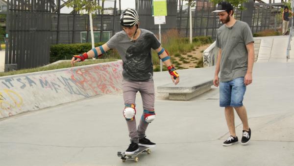 pur+ Moderator Eric Mayer lernt Skaten bei Trainer Basti Klee. | Rechte: ZDF/Lea Grote