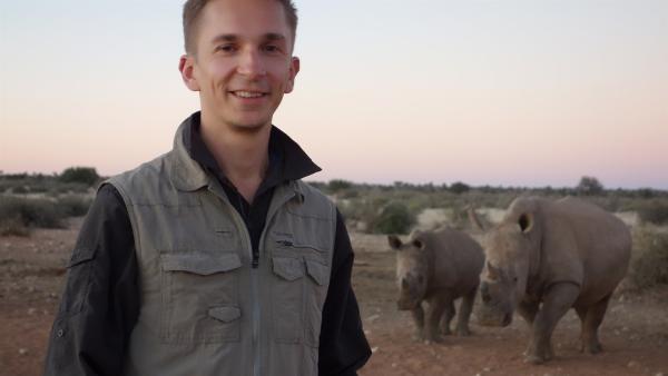 Eric Mayer, der "pur+"-Stuntman des Wissens, reist nach Afrika. In der Kalahari-Halbwüste in Namibia erlebt er Nashörner hautnah. Doch die Urzeittiere sind vom Aussterben bedroht. Eric Mayer ist bei einer Rettungsaktion dabei. | Rechte: ZDF/Simone Grabs