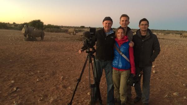 "pur+"-Moderator Eric Mayer reist nach Namibia. In der Kalahari-Halbwüste treffen er und sein Filmteam auf eine der ältesten Tierarten der Erde: Nashörner. Doch diese imposanten Tiere sind vom Aussterben bedroht. Eric Mayer ist bei einer aufwändigen und gefährlichen Rettungsaktion dabei. | Rechte: ZDF/Ulf Tubbesing