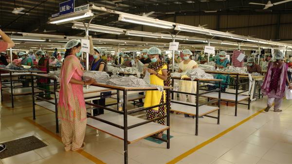 Letzte Kontrolle: Arbeiterinnen in der südindischen Näherei überprüfen die fertigen T-Shirts. Sind alle Nähte ordentlich? Steht nirgends ein Faden heraus? Ist der Waschzettel eingenäht? Die letzte Station beim "pur+"-Dreh in Indien. | Rechte: ZDF/Zeljko Pehar