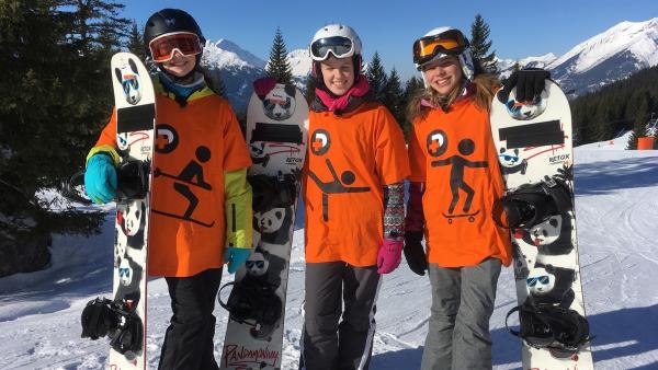 "PUR+" macht die Snowboard-Challenge! Es treten gegeneinander an: Katharina, die Skifahrerin, Helena, die Turnerin und Harriet, die Skateboarderin. Alle drei stehen zum ersten Mal auf dem Snowboard. Wer lernt es aufgrund der sportlichen Vorerfahrung am schnellsten? | Rechte: ZDF/Dirk Beppler