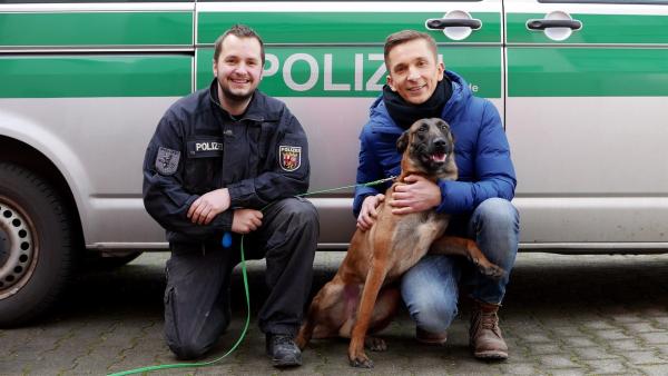 Wie werden Polizeihunde ausgebildet und zu wahren "Superschnüfflern"? "PUR+"-Moderator Eric Mayer ist unterwegs mit der Diensthundestaffel Mainz und trifft Hundeführer Manuel Groß mit Diensthund "Quarter". | Rechte: ZDF/Sandra Palm