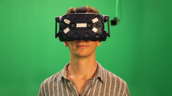 Eric macht den Selbsttest und setzt eine Virtual-Reality-Brille auf. Wie lange hält er es in der Virtualität aus? Was macht das mit ihm? Wird ihm eventuell sogar schlecht? Und muss er das Experiment abbrechen? | Rechte: ZDF/Richard Bade