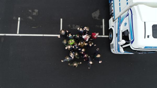 Wie groß ist der "tote Winkel" eines LKW?  PUR+ testet, wie viele Kinder sich neben einen LKW stellen können, ohne dass sie der Fahrer sieht. | Rechte: ZDF/Sandra Palm