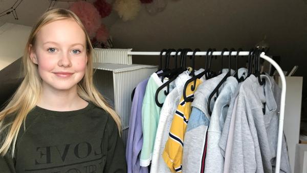 Amelie kauft keine neuen Kleider mehr, denn bei der Textilproduktion entsteht viel CO2. Sie findet andere Wege, ihre Garderobe zu erneuern. Mit Freundinnen tauscht sie Kleidungsstücke und stöbert in Second-Hand-Läden.   | Rechte: ZDF/Eva Werdich