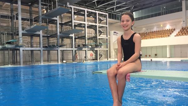 Die 12-jährige Wasserspringerin Sina will den zweieinhalbfachen Rückwärtssalto aus dem Stand lernen. | Rechte: ZDF/Eva Werdich