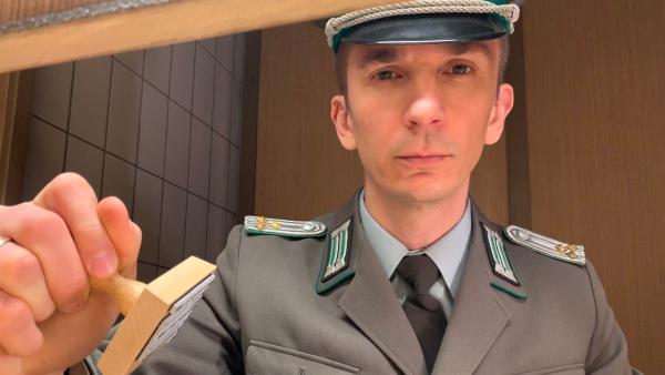Es ist zwar keine große Rolle, die er bekleidet, trotzdem will Eric Mayer herausfinden, wie ein DDR-Grenzbeamter von damals dachte und handelte. | Rechte: ZDF/Eva Werdich