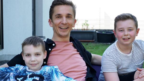 "PUR+"-Moderator Eric Mayer besucht David und Leo. Beide haben eine monatelange Krebstherapie hinter sich und sind jetzt wieder zu Hause bei ihren Familien. | Rechte: ZDF/Anabel Münstermann