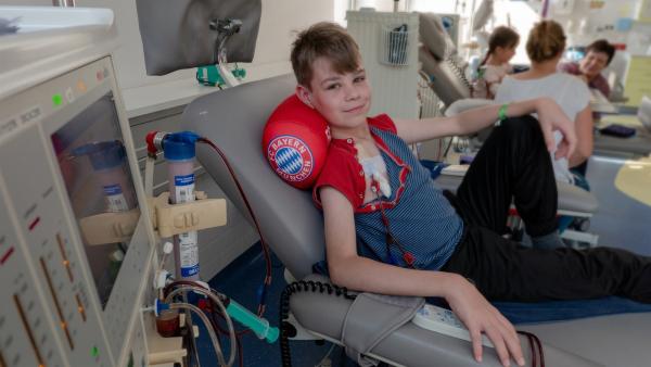 Adrian braucht dringend eine neue Niere. Bis ein passender Spender gefunden ist, muss er dreimal in der Woche zur Dialyse - schwänzen darf er nie, sonst würde sein Körper sich selbst vergiften. | Rechte: ZDF/Florian Lippke