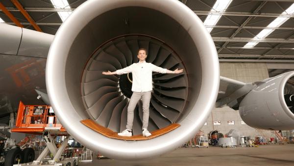 Vier riesige Triebwerke liefern den Schub für das größte Passagierflugzeug der Welt. Am Frankfurter Flughafen erfährt "PUR+" Moderator Eric, wie der Auftrieb bei der A380 entsteht. | Rechte: ZDF/Sandra Palm