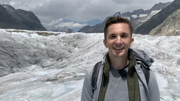 Noch ist der Eis-Riese sehr imposant! "PUR+"- Moderator Eric Mayer auf dem größten Gletscher Europas, dem Schweizer Aletschgletscher. | Rechte: ZDF/Dirk Beppler