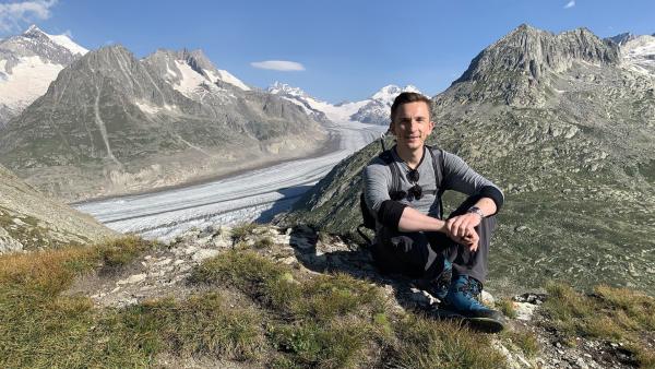 Auch er schmilzt in Rekordzeit: Der Aletschgletscher in der Schweiz. "PUR+"- Moderator Eric Mayer will wissen, wie es um die Gletscher weltweit bestellt ist. | Rechte: ZDF/Dirk Beppler