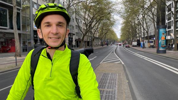 Wie kommt man mit dem Fahrrad sicher und zügig durch die Stadt? "PUR+"-Moderator Eric Mayer will herausfinden, was die gefährlichsten "Standardsituationen" für Radfahrer sind und tritt dafür in Köln, einer der fahrradunfreundlichsten Städte Deutschlands, in die Pedale. | Rechte: ZDF/Ute Mattigkeit