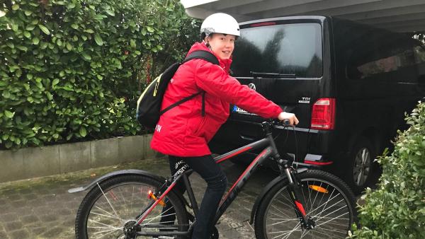 Mit dem Rad zum Sport. Moritz lässt sich nachmittags nicht mehr mit dem Auto zum Fußball- und Handballtraining fahren. Damit spart er CO2. | Rechte: ZDF/Eva Werdich