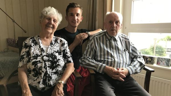 Wie fühlt es sich an, alt zu sein? "PUR+"-Moderator Eric Mayer interviewt das Ehepaar Wilkens. Die beiden sind 88 Jahre alt und leben seit einem Jahr im Seniorenheim. | Rechte: ZDF/Frauke Siebold