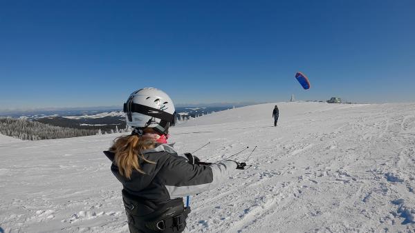 Laura will Snowkiten lernen. Dafür muss sie erst einmal lernen und üben, wie man einen Kite fliegen lässt und lenken kann. Das ist nämlich eine Herausforderung für sich. | Rechte: ZDF/Sandra Palm