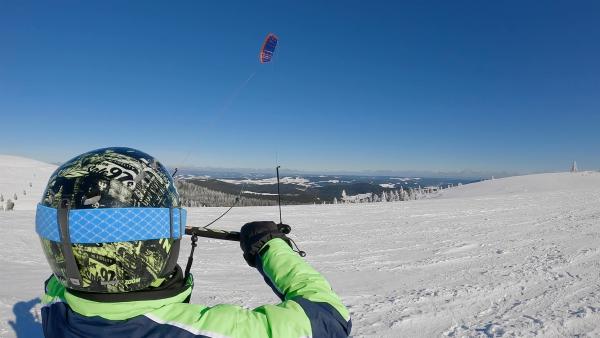 Emilio will snowkiten lernen. Dafür muss er erst einmal lernen und üben, wie man einen Kite fliegen lässt und lenken kann. Das ist nämlich eine Herausforderung für sich. | Rechte: ZDF/Sandra Palm